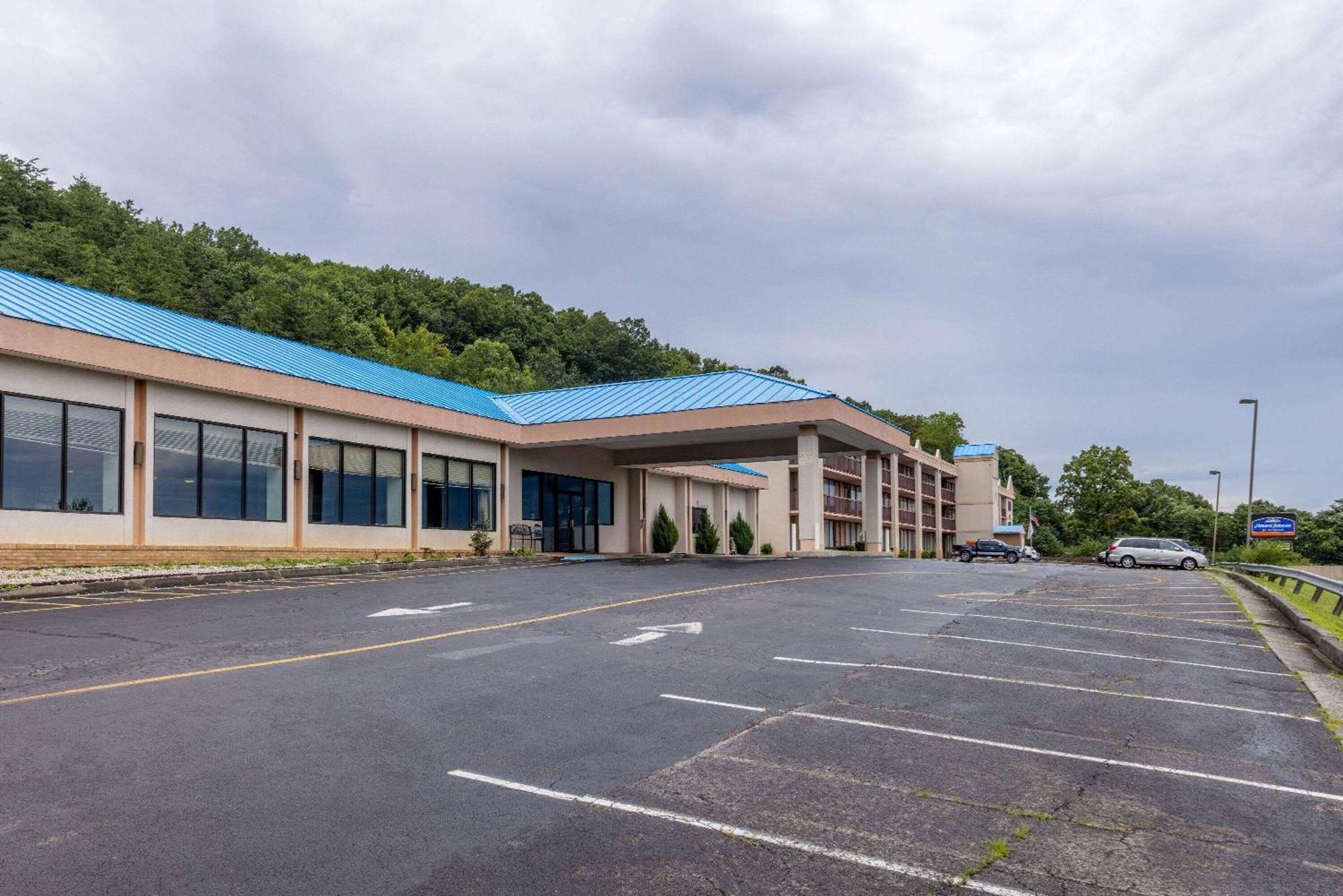 Howard Johnson Hotel & Conference Center By Wyndham Salem Exterior foto