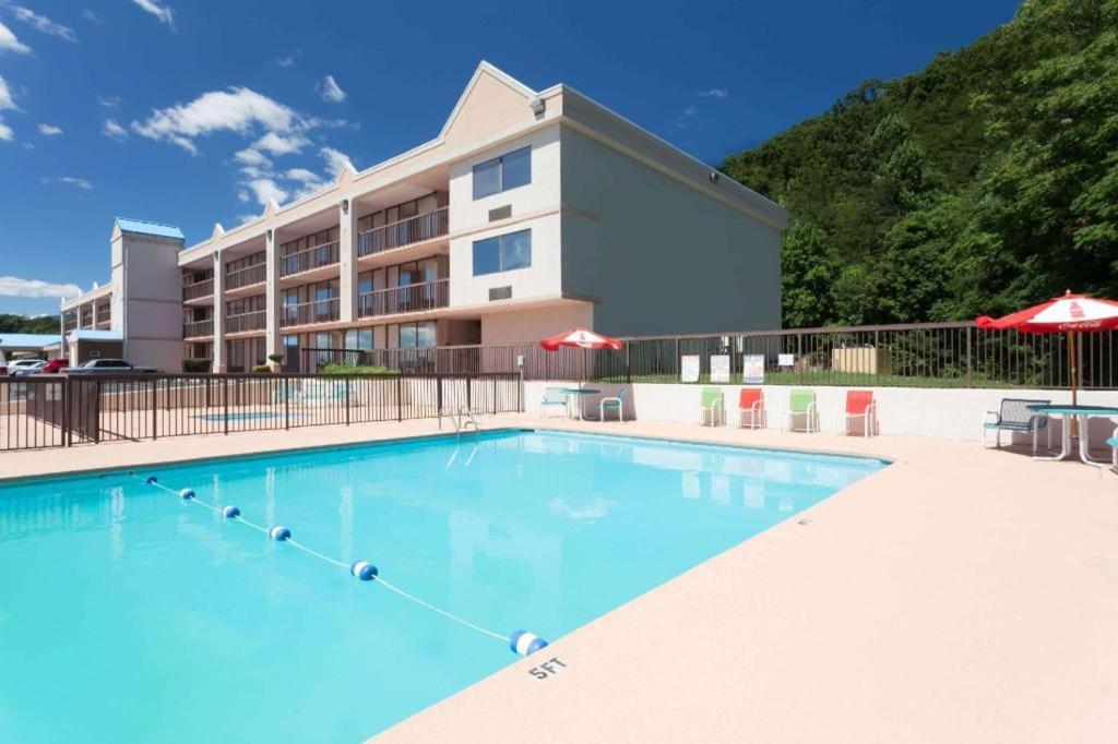 Howard Johnson Hotel & Conference Center By Wyndham Salem Exterior foto